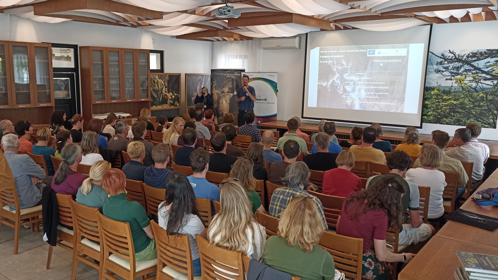 Udeleženci izobraževanja o projektu iz državnih institucij, nevladnih organizacij, raziskovalnih središč in civilne družbe.