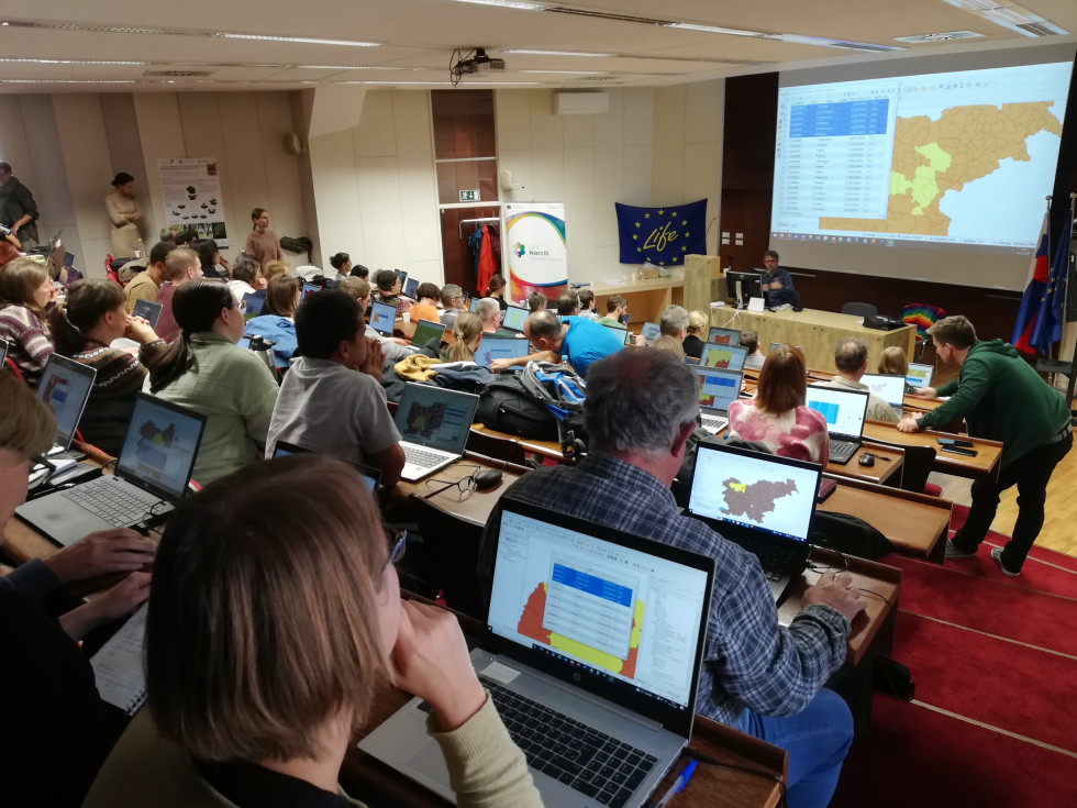 O uporabi orodja QGIS s poudarkom na vtičniku QNarcIS je ARSO v sodelovanju s partnerji usposobil že skoraj tisoč strokovnjakov in raziskovalcev iz več kot 60 organizacij.