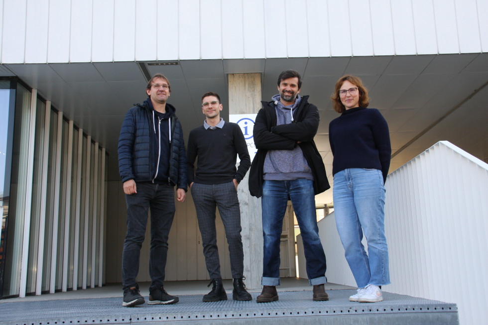 Intervjuvanca n njuna mentorja pred stavbo Agencije