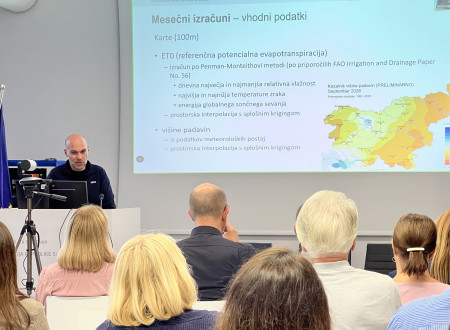 Moški predava za govorniškim pultom