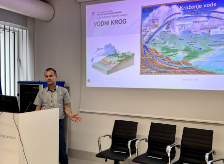 Moški predava za govorniškim pultom
