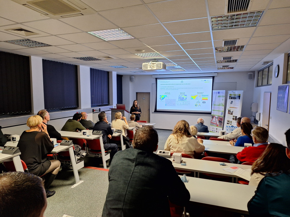 Udeleženci predstavitev spremljajo iz klopi.