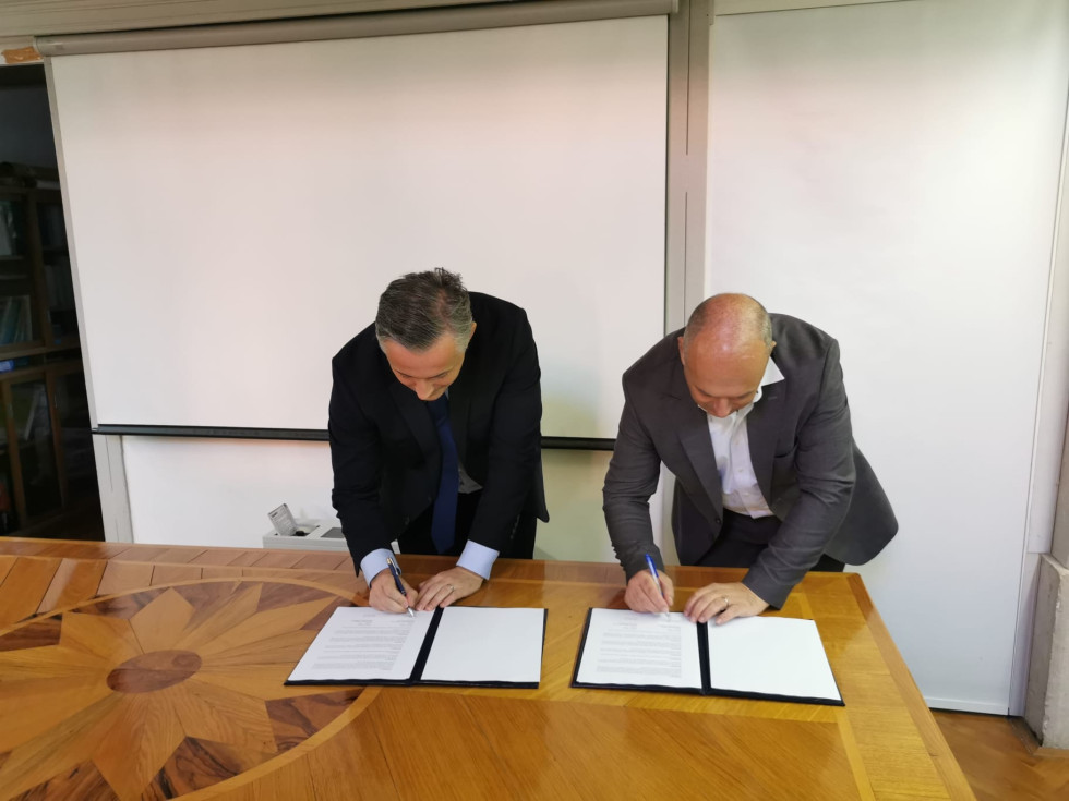 moška podpisujeta memorandum