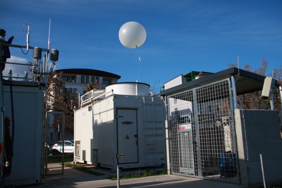Balon nad kontejnerjem