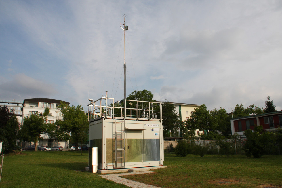 večji kontejner, ki vsebuje merilne naprave za kakovost zraka