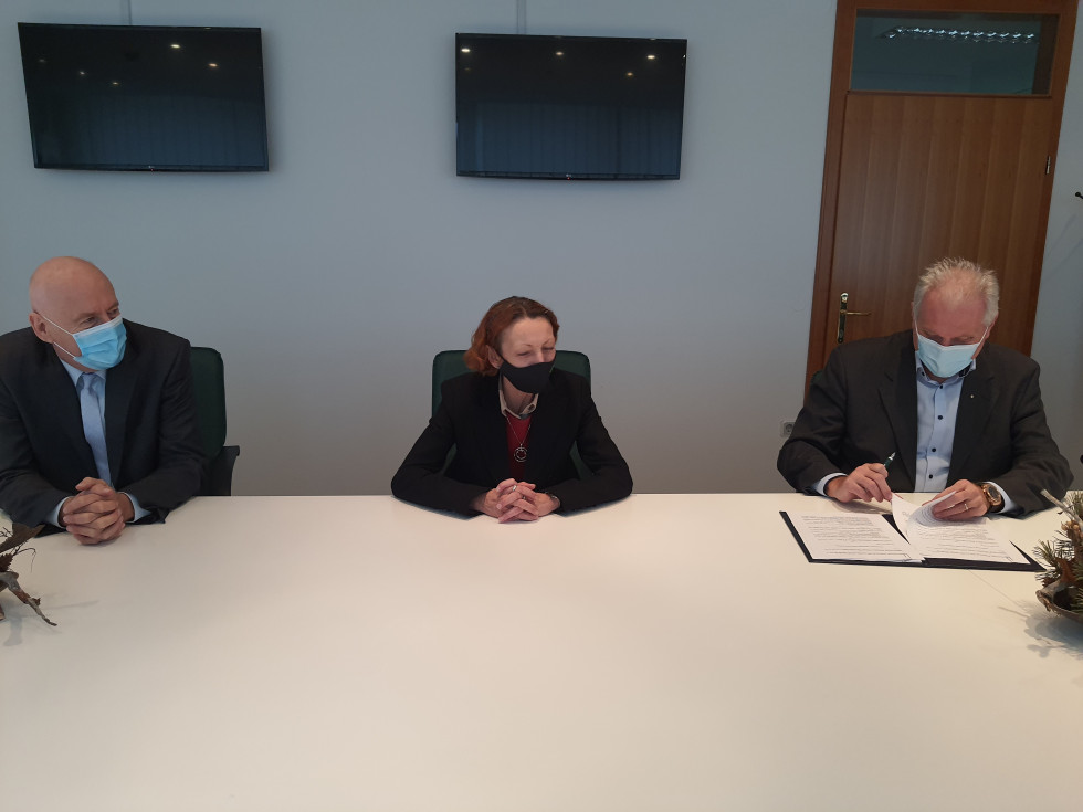 Podpis sporazuma, Iztok Slatinšek (ARSO), Metka Gorišek  (MOP), Roman Kramer (DRSV)