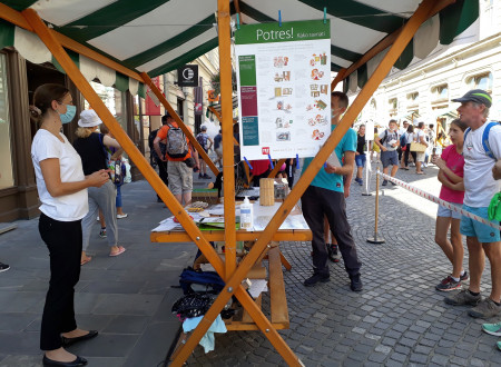 Prijetno in strokovno vzdušje ob stojnici ekipe ARSO potresi.