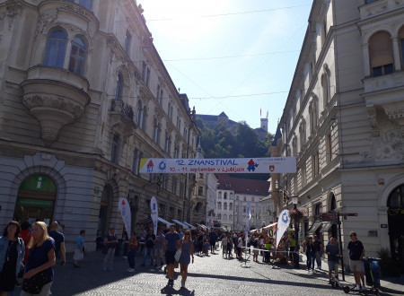 Prijetno in strokovno vzdušje ob stojnici ekipe ARSO potresi.