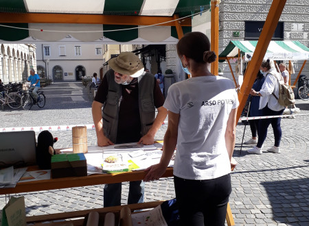 Prijetno in strokovno vzdušje ob stojnici ekipe ARSO potresi.