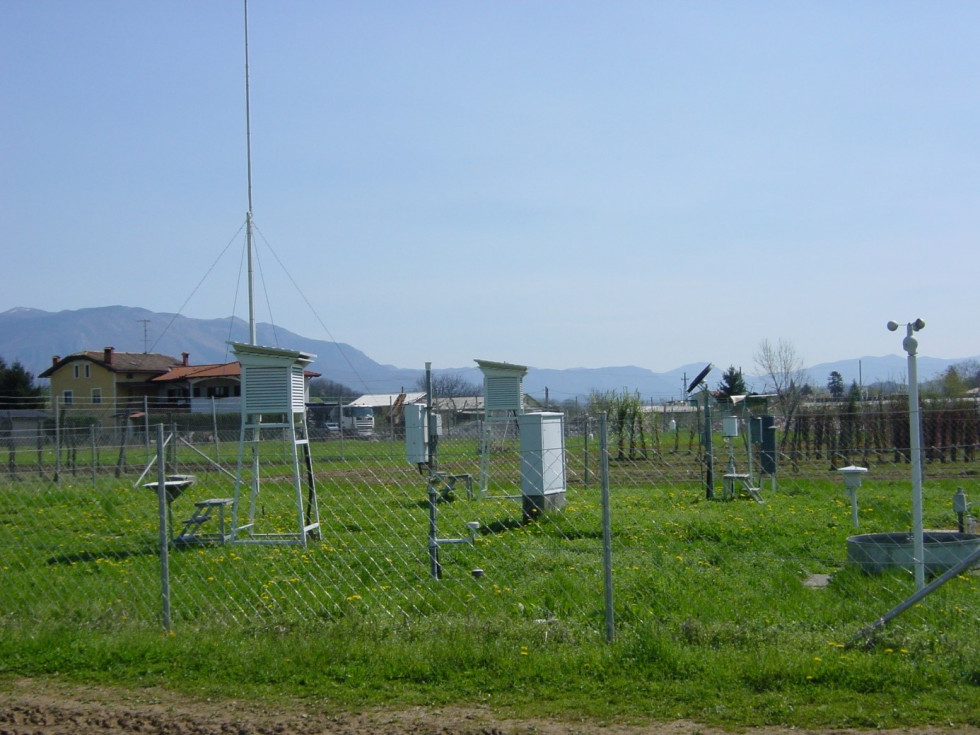 Merilni instrumenti za temperaturo, količino padavin, moč in smer vetra na meteorološki postaji Bilje. 