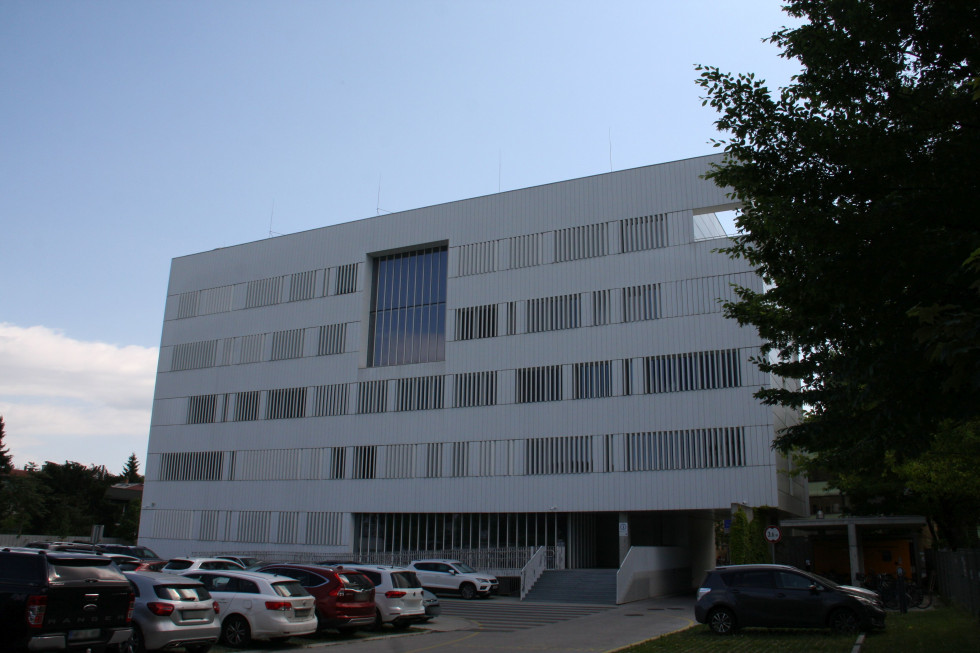 Slika prikazuje stavbo Agencije za okolje. Pogled z zahodne smeri.