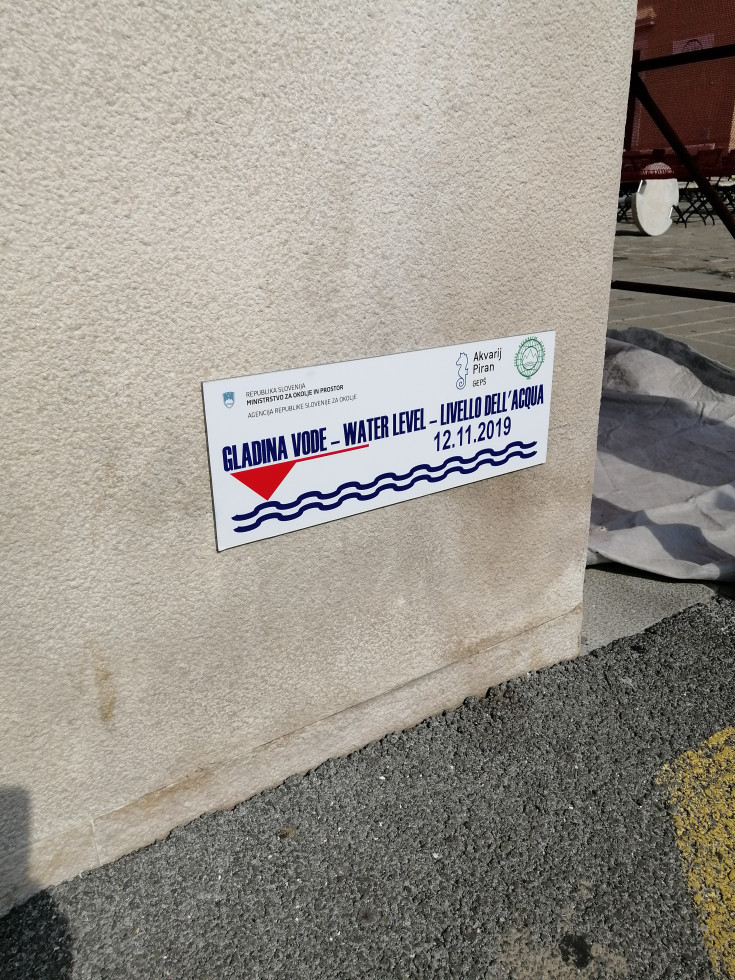 Nameščena oznaka visokih voda na stavbi Akvarija Piran