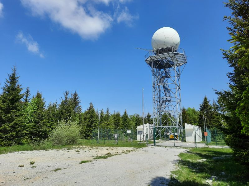 Slika prikazuje konstrukcijo radarja na Pasji ravni za spremljanje lokacije in količine padavin 