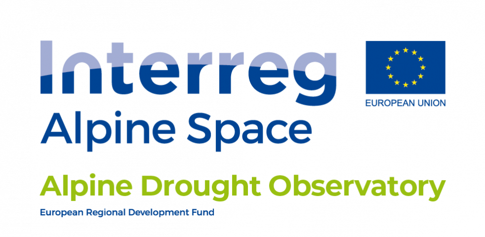 Logotip Interreg programa transnacionalnega sodelovanja na območju Alp, Evropski sklad za regionalni razvoj, desno zgoraj zastava EU, spodaj zelen napis Alpine Drought Observatory 