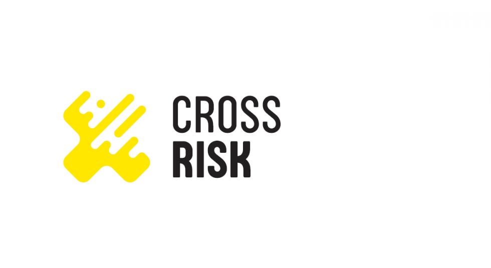 Logotip projekta CROSSRISK, stililiziran rumeni plaz ter napis CROSSRISK