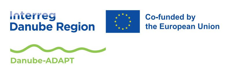 Logotip programa transnacionalnega sodelovanja Interreg Podonavje, desno od njega zastava EU ter napis Co-funded by the European Union, spodaj na zeleni podlagi napis Danube-ADAPT. 