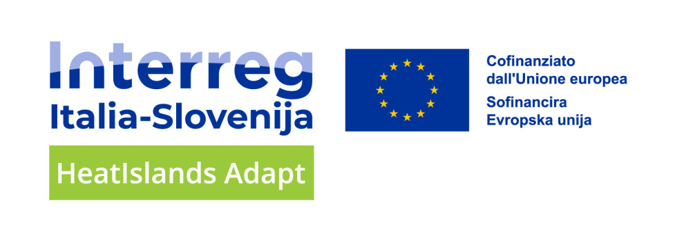 Na levi strani je napisan Interreg, pod njim pa Italia–Slovenija. Spodaj je svetlo zelen pravokotnik z belim napisom HeatIslands Adapt. Na desni sta zastava EU ter dvojezičen napis: Cofinanziato dall'Unione europea in Sofinancira Evropska unija.