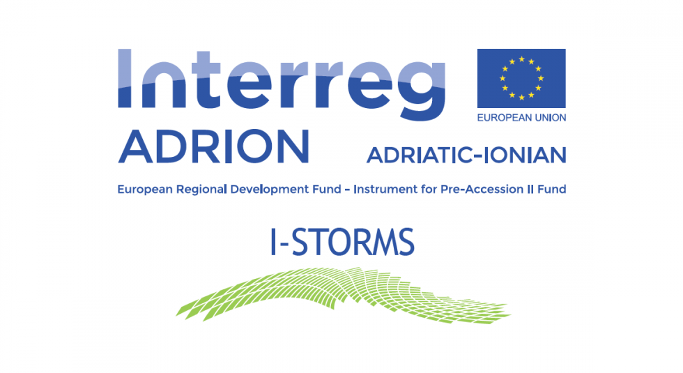 Zastava EU, podnapisa EUROPEAN UNION in ADRIATIC-IONIAN, na levi strani napisa Interreg in ADRION, pod njima European Regional Development Fund in I-STORMS. Na dnu stiliziran zeleni val, ki predstavlja Prednostno os 2