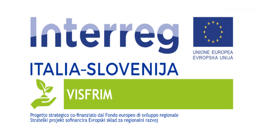 Zastava EU, podnapisa UNIONE EUROPEA in EVROPSKA UNIJA, na levi strani napisa Interreg, ITALIA-SLOVENIJA, pod njimi je zelena oznaka Prednostne osi 3, poleg je napis VISFRIM in spodaj Strateški projekt sofinancira Evropski sklad za regionalni razvoj
