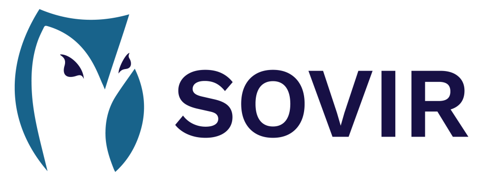 Logotip projekta SOVIR prikazuje stilizirano sovo v temno in svetlo modri, obrnjeno naprej, z izrazitima očesoma. Na desni strani sove je z velikimi črkami napisan napis "SOVIR" v temno modri barvi.