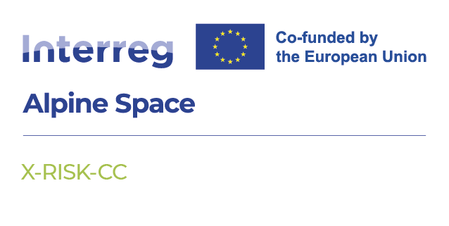 Logotip Interreg programa transnacionalnega sodelovanja na območju Alp, desno od njega zastava EU ter napis Co-funded by the European Union, spodaj zelen napis X-RISK-CC 