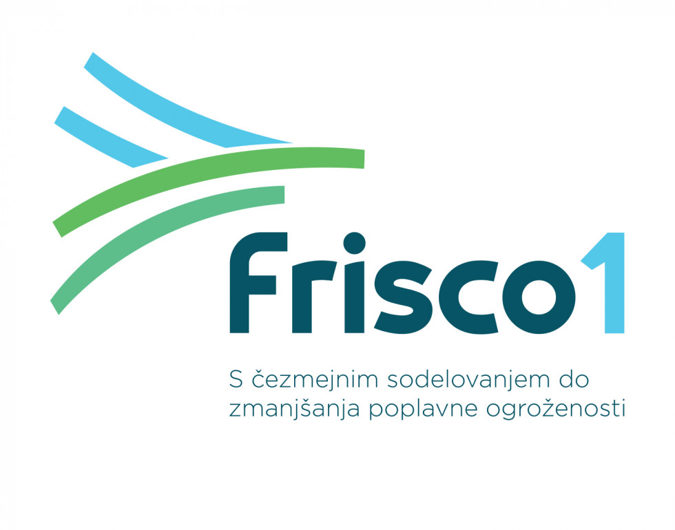 Logotip projekta FRISCO1, stilirizirani modri in zeleni črti kot mejne reke, ter napis FRISCO1, pod njim pa napis S čezmejnim sodelovanjem do zmanjšanja poplavne ogroženosti.