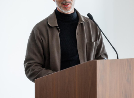 Oblikovalec na predstavitvi.