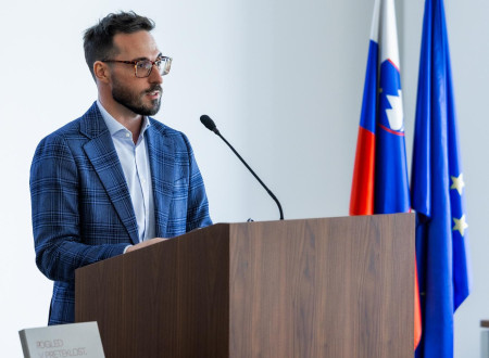 Namestnik direktorja na predstavitvi.