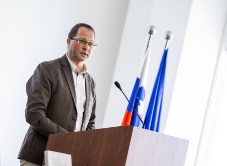 DIrektor na predstavitvi.