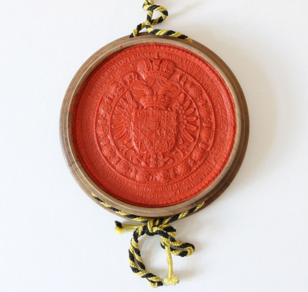 The diameter of the imperial seal is 12 cm.