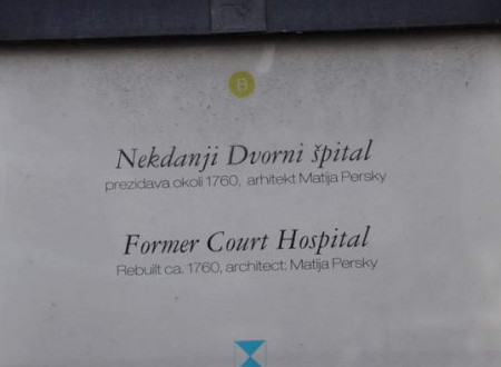 Napis na nekdanjem Dvornem špitalu v Ljubljani.