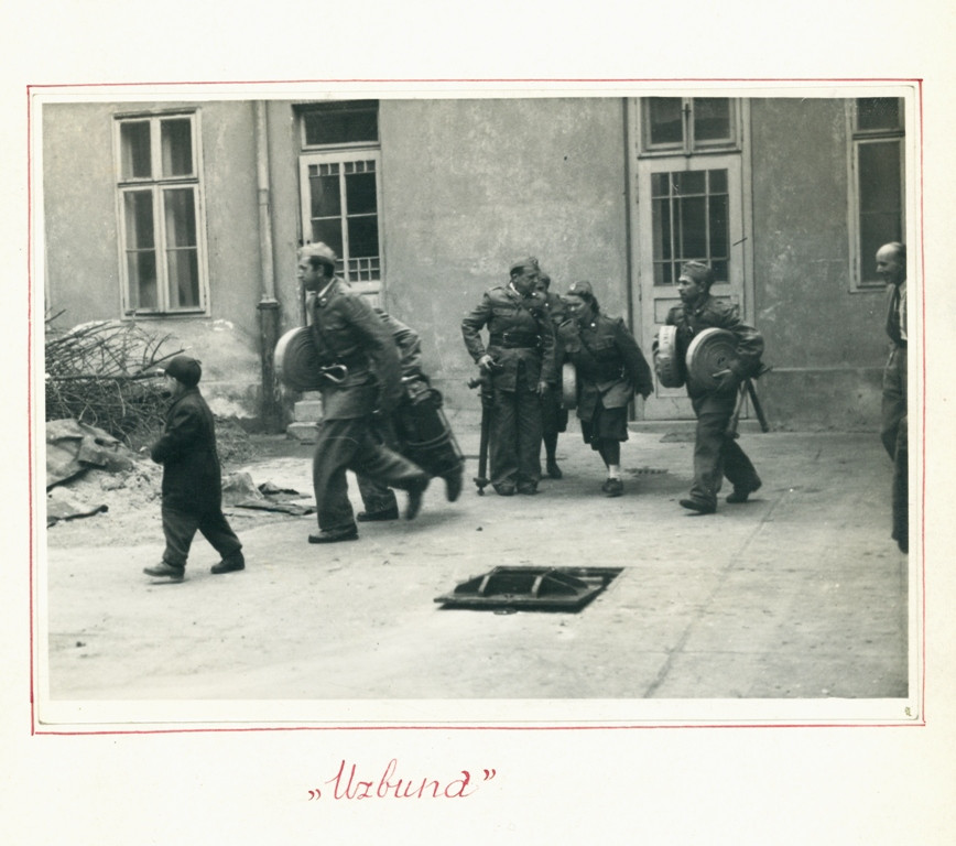 Slika prikazuje člane sindikalne podružnice hotela Union v Ljubljani leta 1951 pri gasilski vaji ali t. i. "uzbuni".