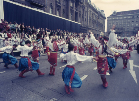 Ulični festival plesa narodnih noš v Zagrebu.