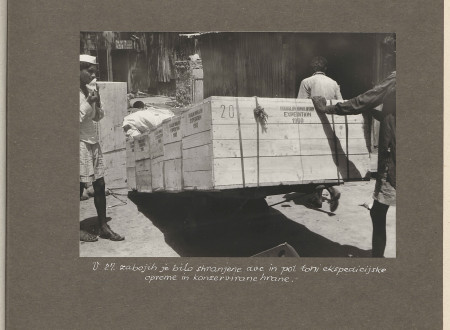 Oprema in hrana shranjena v oštevilčenih lesenih zabojih z napisom Yugoslav Himalayan Expedition 1960.