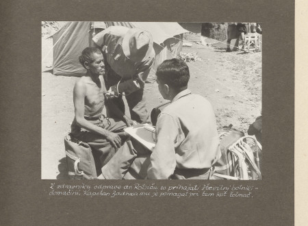 Many of the sick locals came to see the physician Andrej Robič. When examining them he was helped by the translator Badhwa.