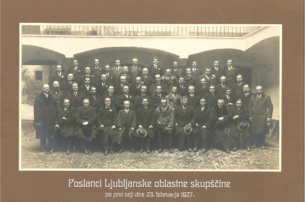 Fotografija poslancev ljubljanske oblastne skupščine po prvi seji 