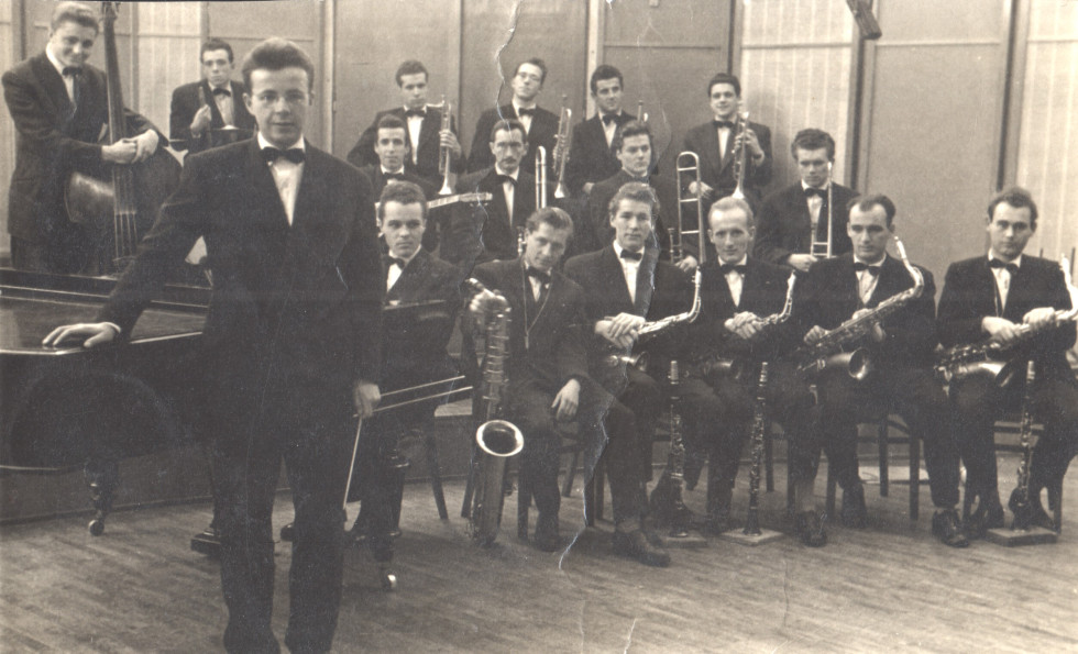 Črno-bela slika orkestra