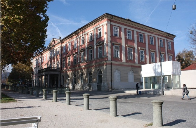 Trinadstropna stavba iz konca 19. stoletja. Pritjliče fasade je bež, nadstropji sta v kombinaciji pastelno rdeče in bež barve.