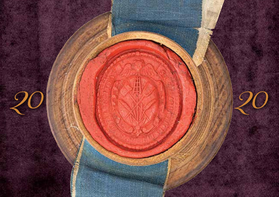 Original, viseč ovalen pečat iz rdečega voska, premera 4 cm, v leseni skodelici, pritrjen z modro-belim trakom.