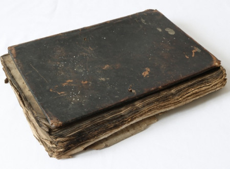Rokopisna knjiga iz Škofič, ki je nastala na začetku 19. stoletja, pred konserviratorsko-restavriratorskimi posegi.