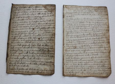 Prikaz posamenega lista knjižnega bloka v rokopisni knjigi iz Škofič. Na levi strani je neočiščen list, veliko temnejši in poln madežev. Na desni strani je prikazan očiščen in restavriran list. 
