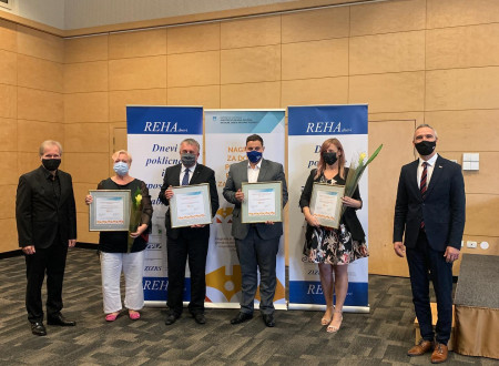 Director of the Archive dr. Bojan Cvelfar and Minister Janez Cigler Kralj with other recipients of the Disability-Friendly Employers award.