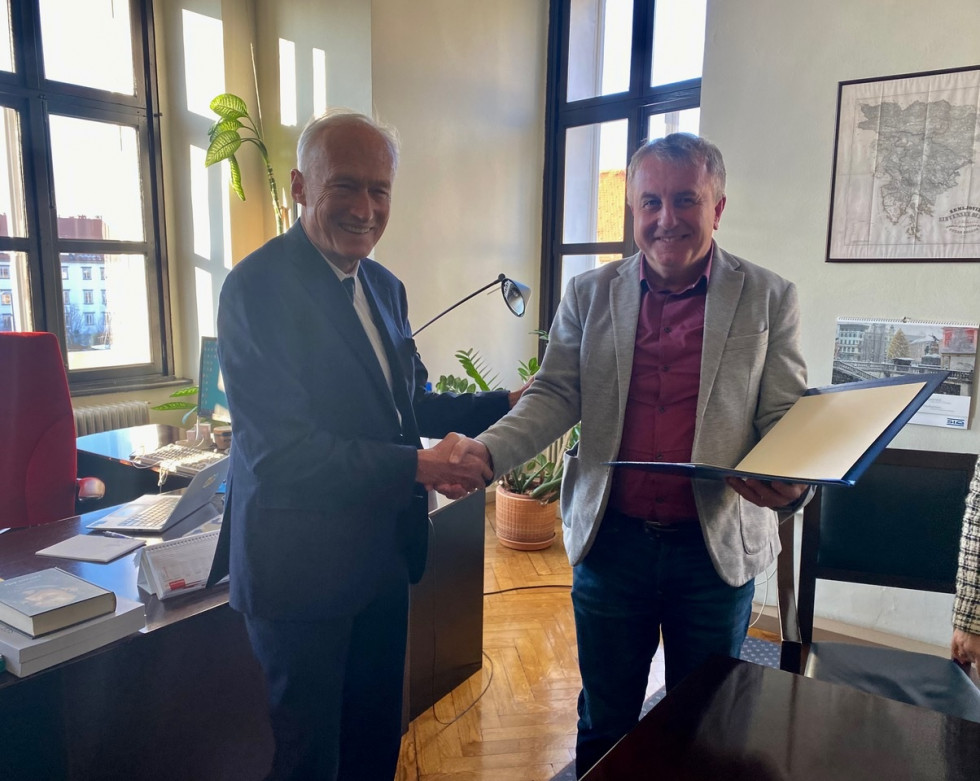 Predsednik Slovensko-švedskega društva Janez Pergar izroča priznanje direktorju Arhiva Republike Slovenije dr. Bojanu Cvelfarju. 