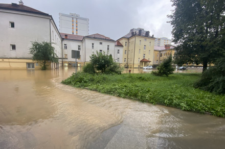 Ravnanje z dokumentarnim in arhivskim gradivom ob poplavah