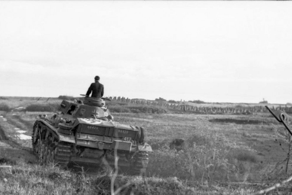 Nemški tank pri prodoru na Balkan leta 1941.