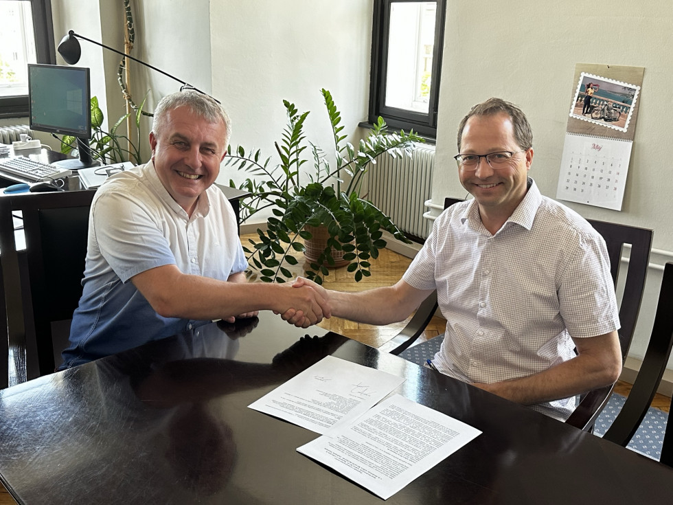 Handshake after the signing of the handover minutes.