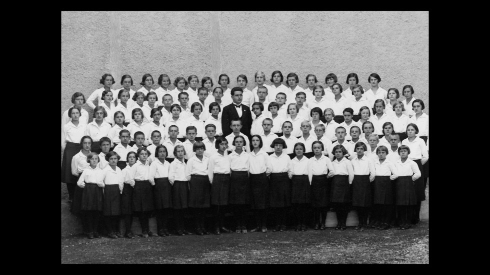 Črno-bela fotografija zbora.