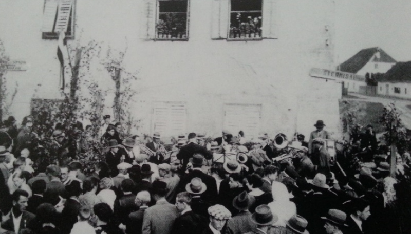 Črno-bela slika množice na taboru v Gornji Radgoni.