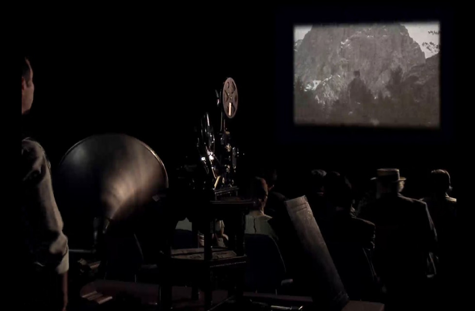 Projekcija filma na platno.