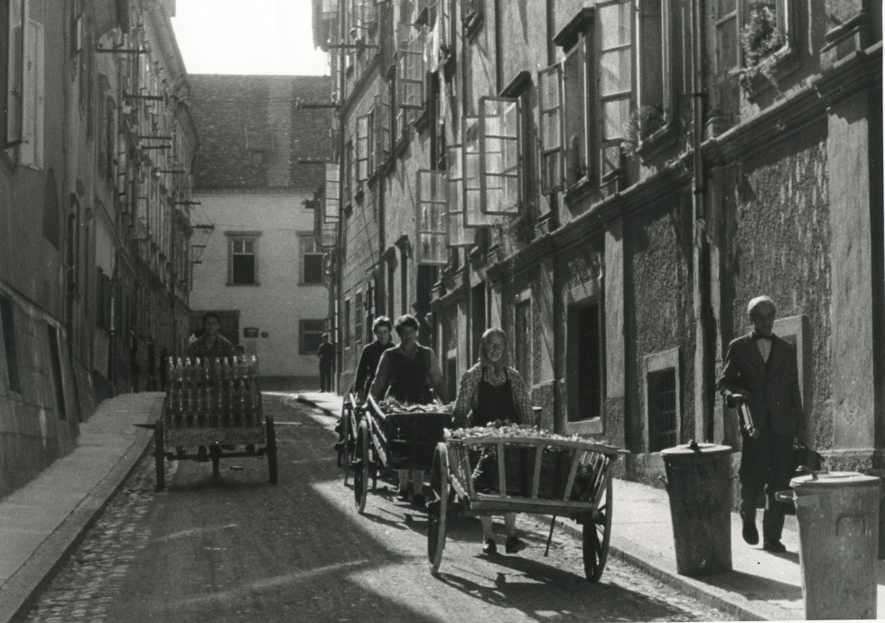 Sivinska fotografija ulice v Ljubljani. 